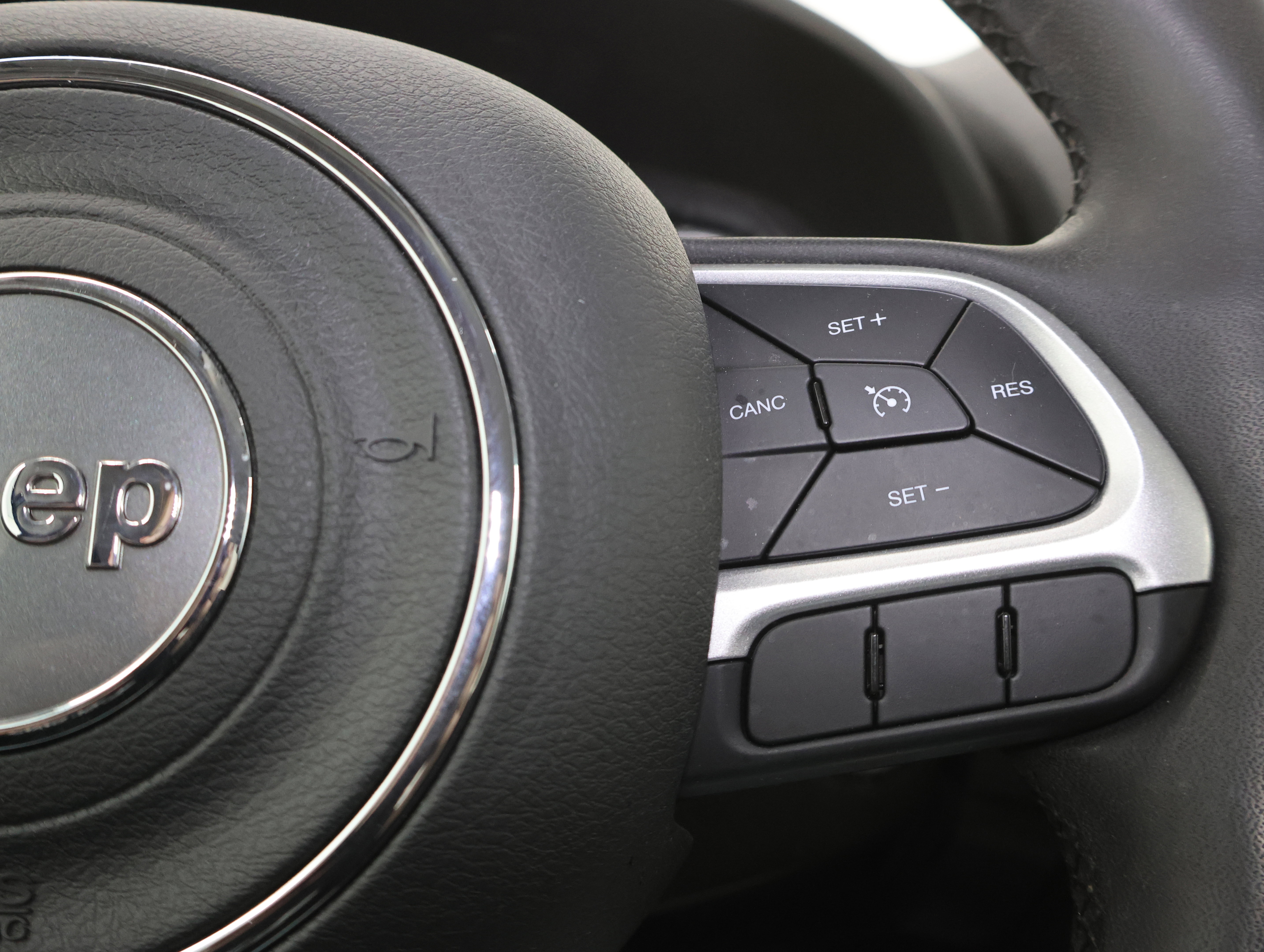 Used 2019 Jeep Renegade Latitude AWD/4WD image 12