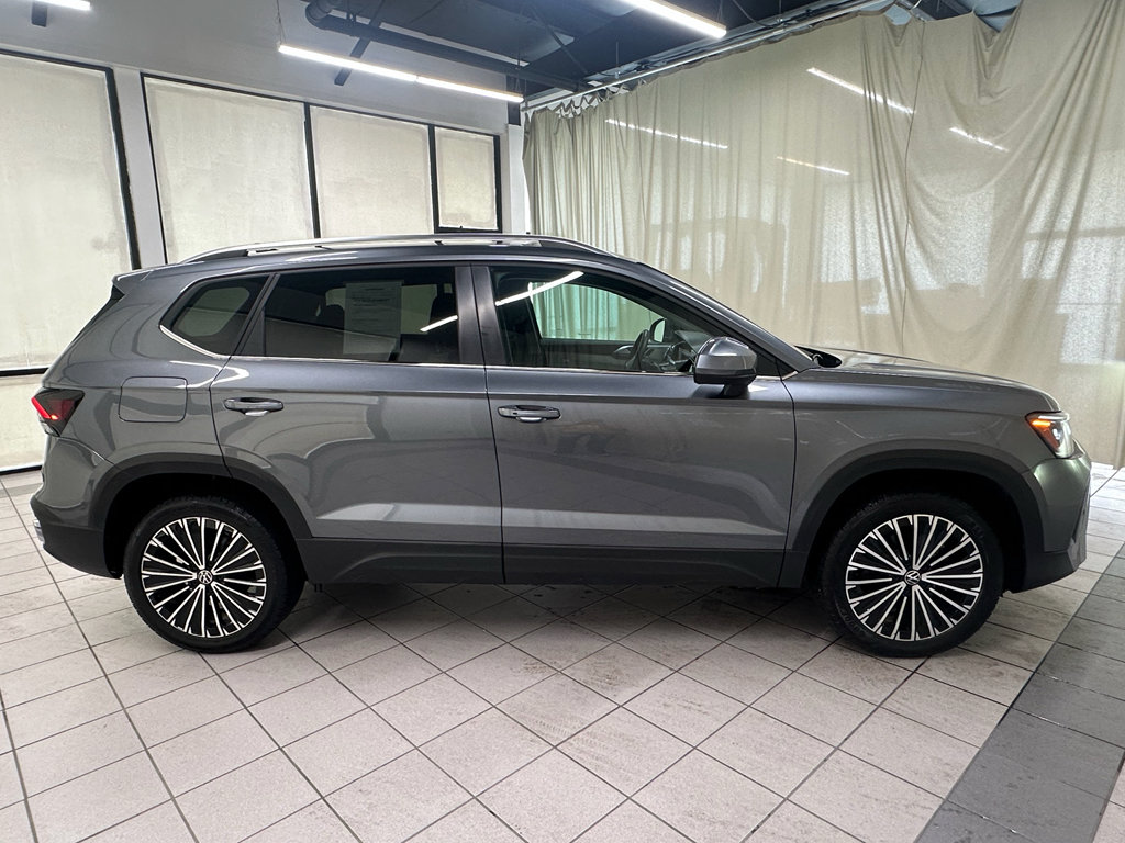 Used 2025 Volkswagen Taos SE FWD image 2