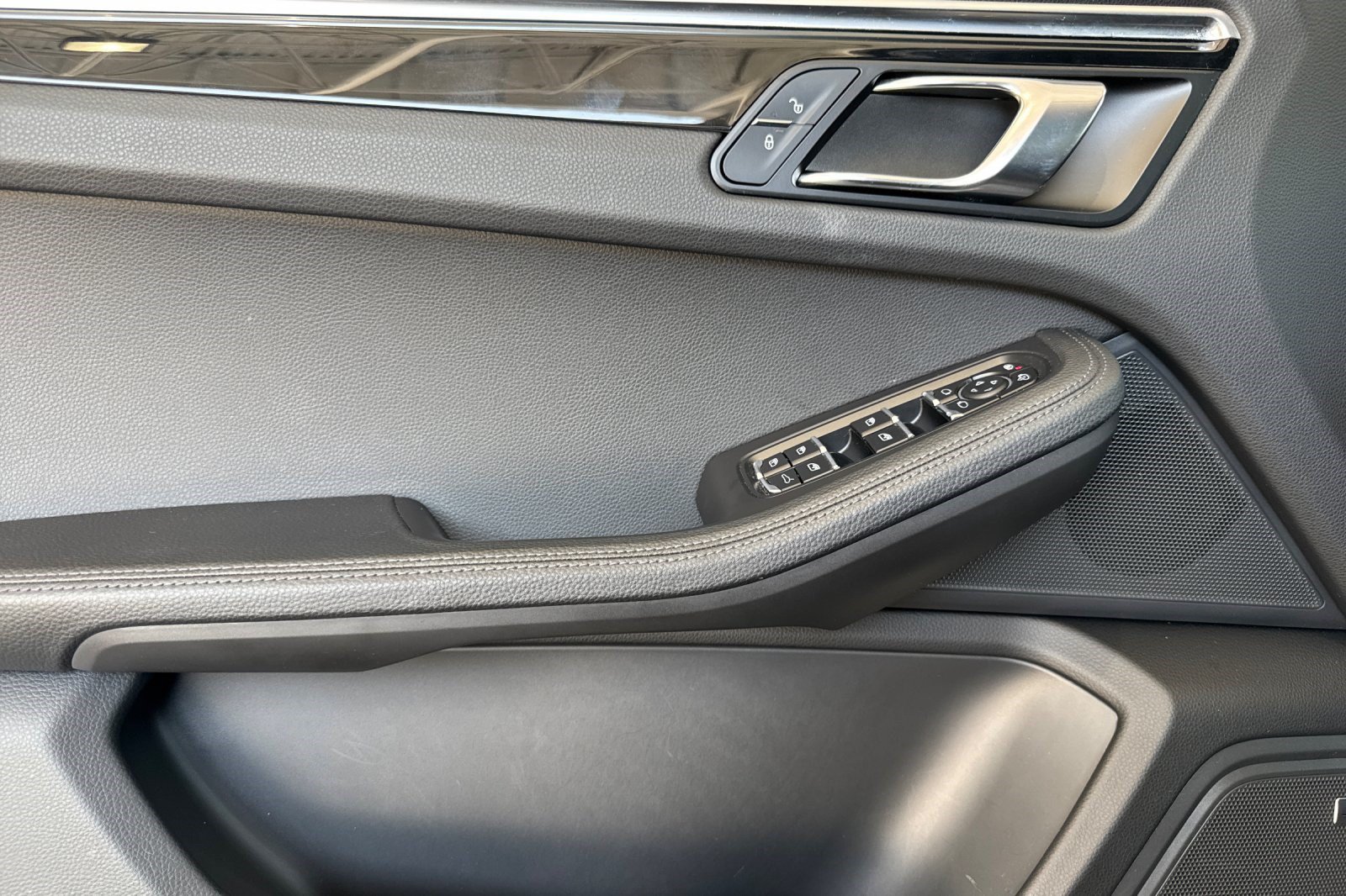 Used 2018 Porsche Macan Sport Edition AWD/4WD image 12