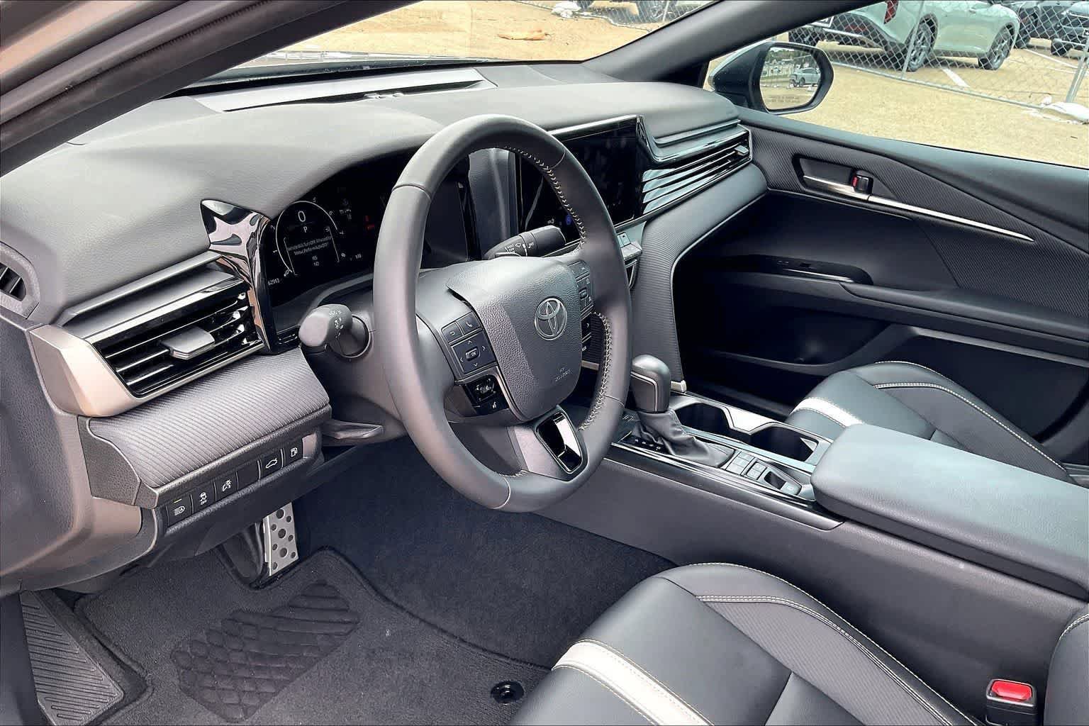 Used 2025 Toyota Camry SE w/ Convenience Package FWD image 2