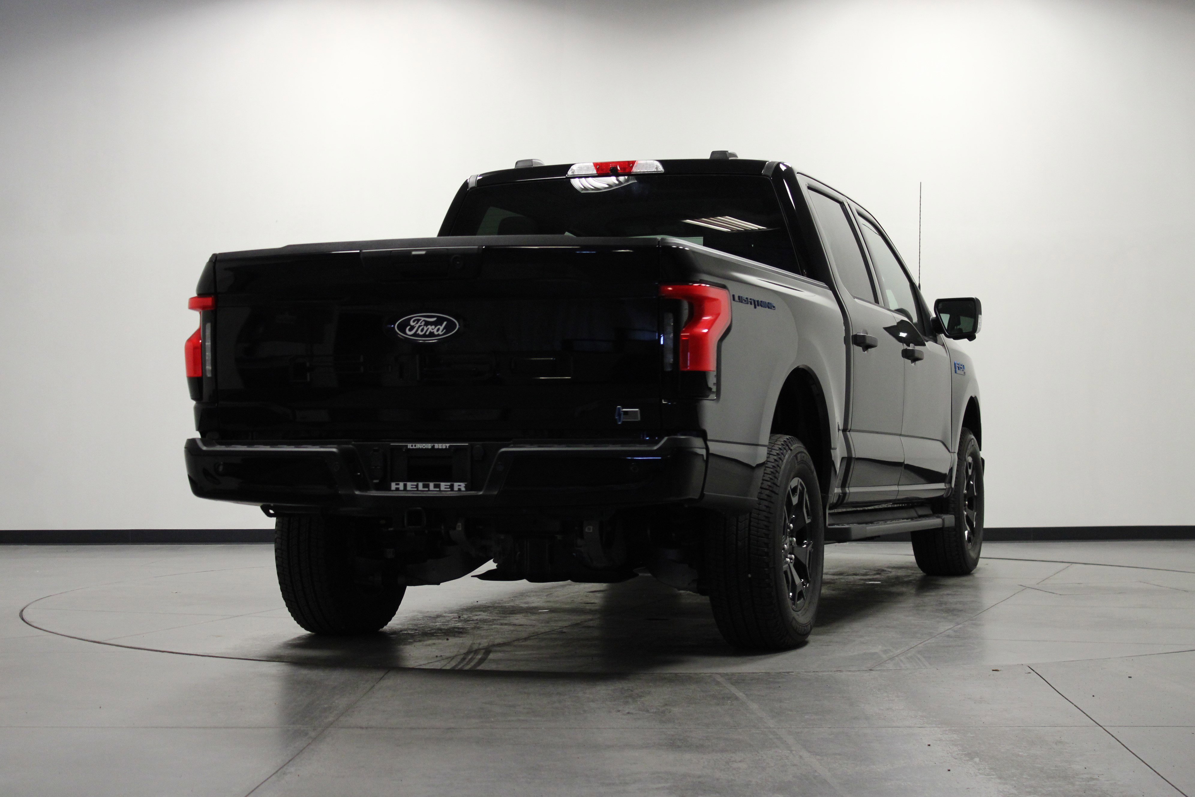 Used 2025 Ford F150 Lightning XLT AWD/4WD image 4