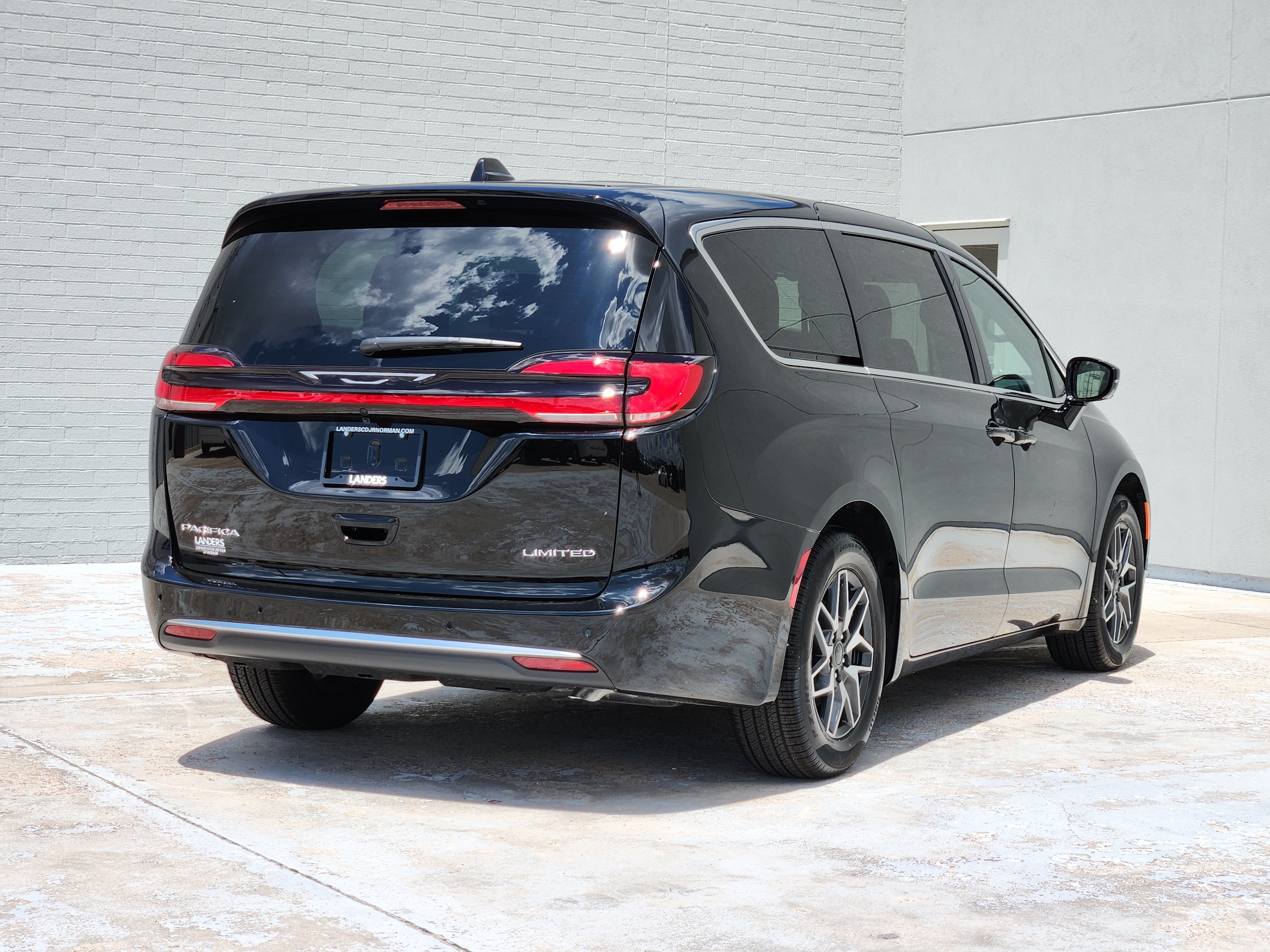 New 2027 Chrysler Pacifica Limited FWD image 4