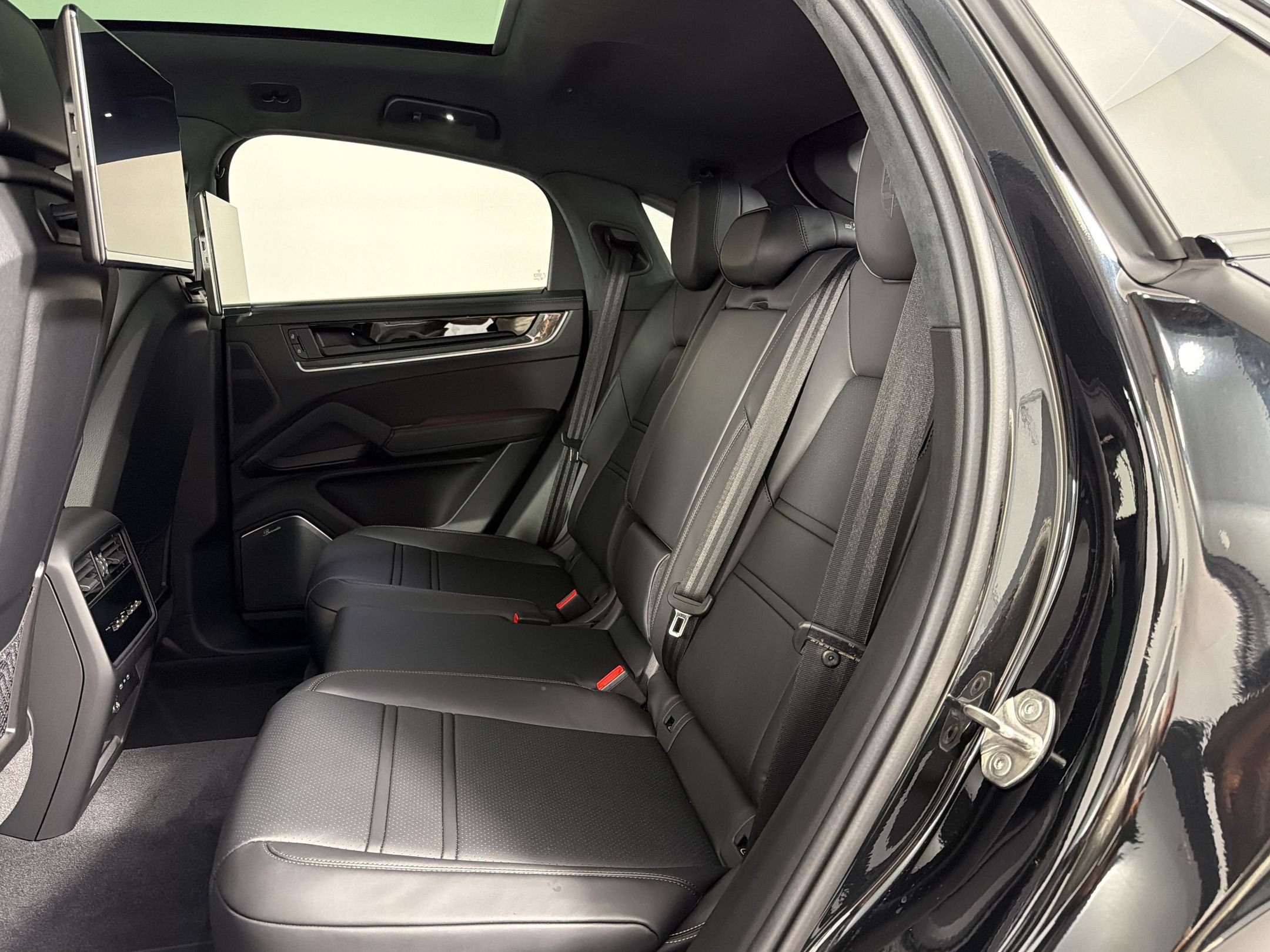 New 2026 Porsche Cayenne Turbo AWD/4WD image 18