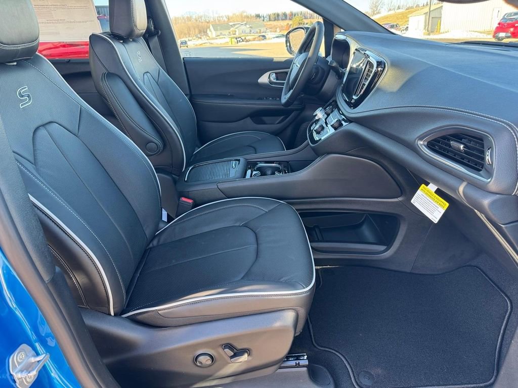 New 2026 Chrysler Pacifica Limited w/ S Appearance Package image 8