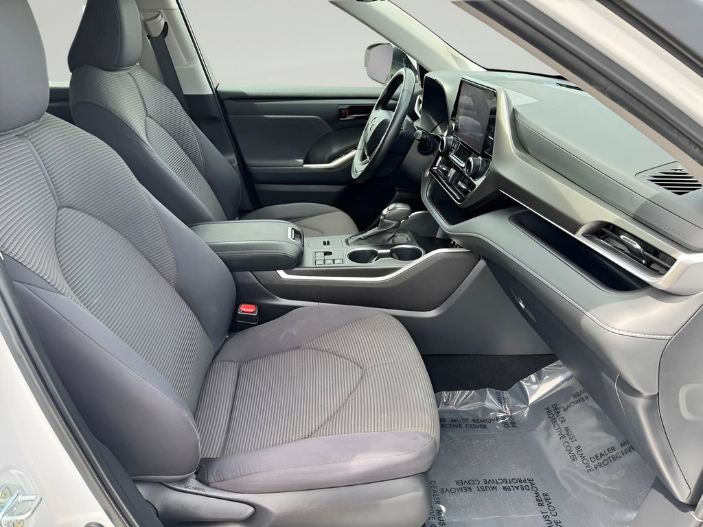 Used 2024 Toyota Highlander LE image 25
