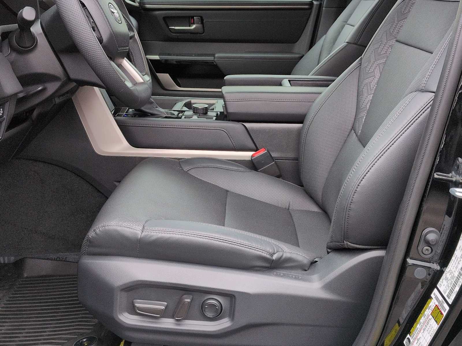 Used 2025 Toyota Tundra Limited AWD/4WD image 17