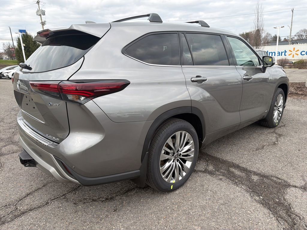 New 2026 Toyota Highlander Platinum image 2