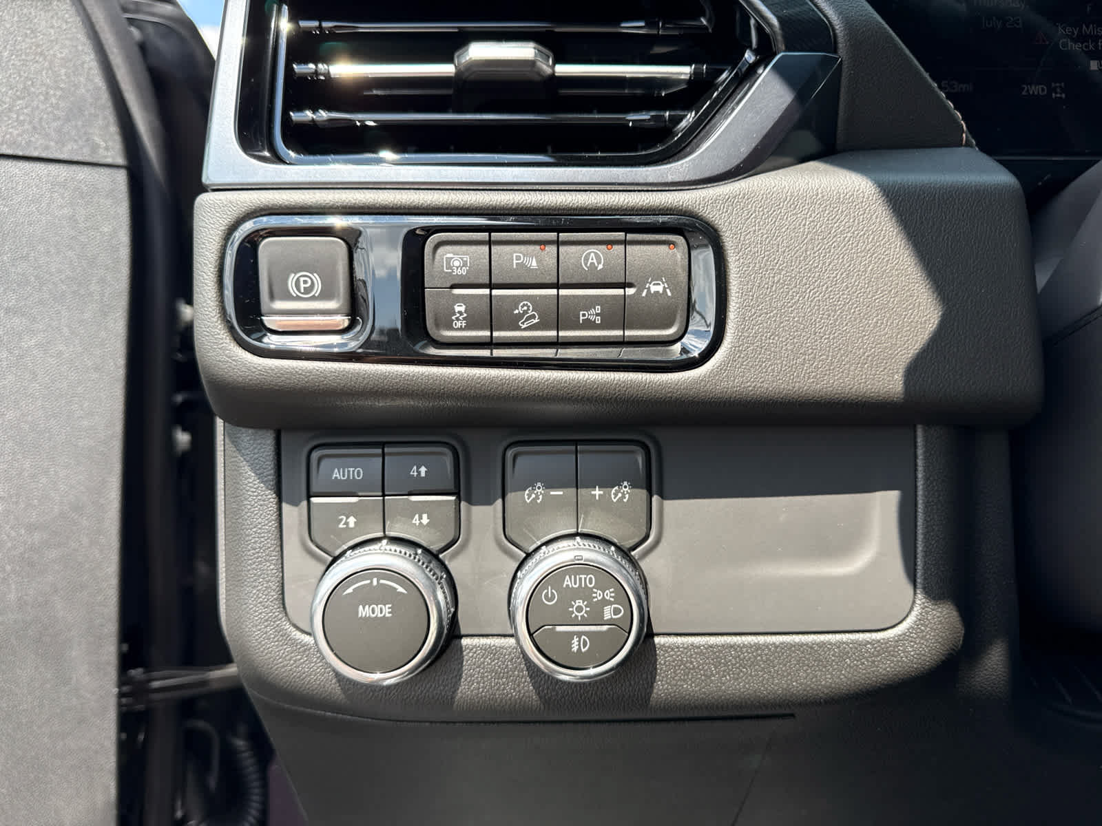 New 2026 GMC Yukon AT4 AWD/4WD image 14
