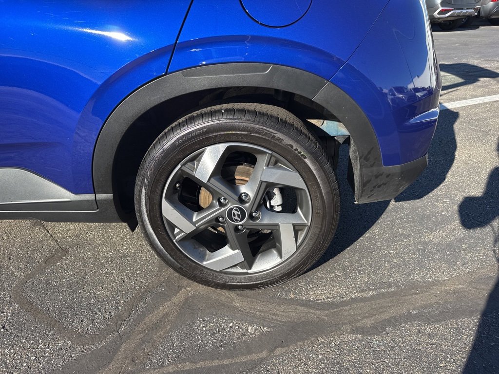 Used 2023 Hyundai Venue Limited image 11