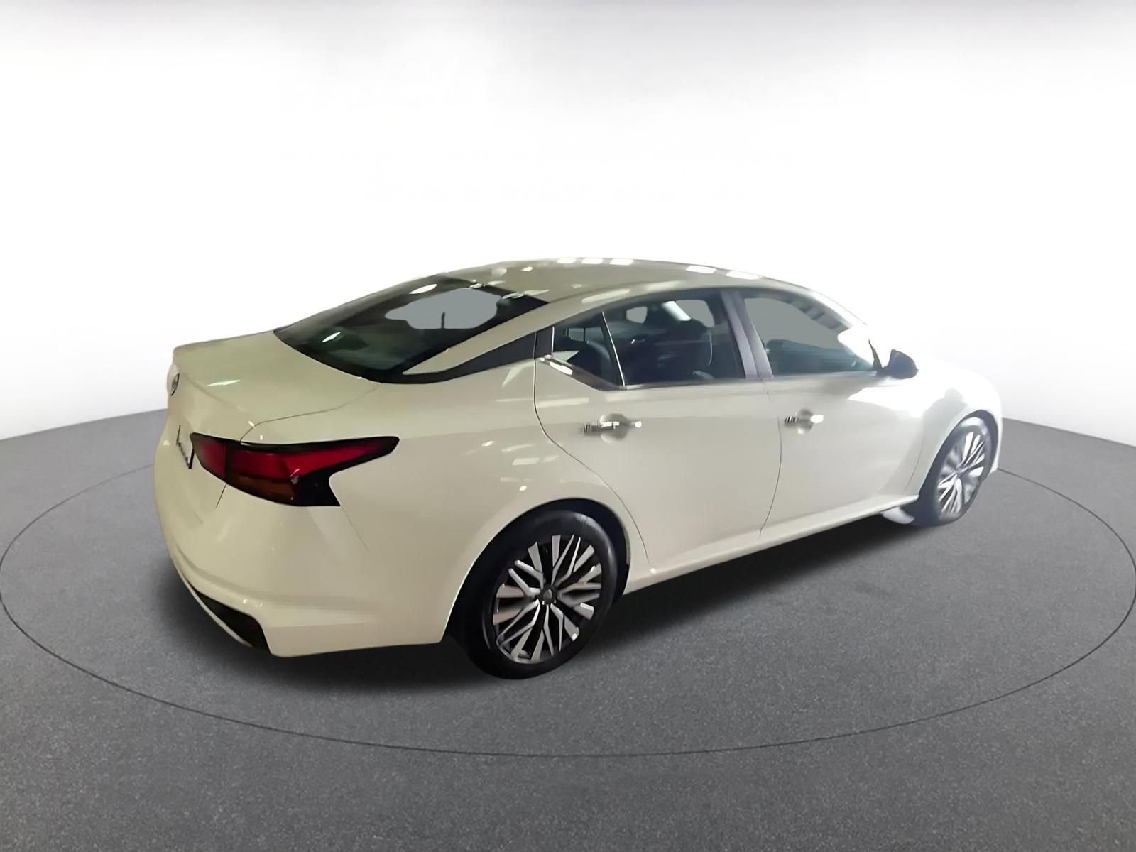 Used 2025 Nissan Altima 2.5 SV FWD image 15