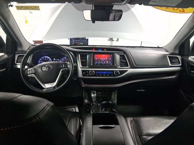 Used 2019 Toyota Highlander XLE w/ Carpet Mat Package (TMS) AWD/4WD image 23