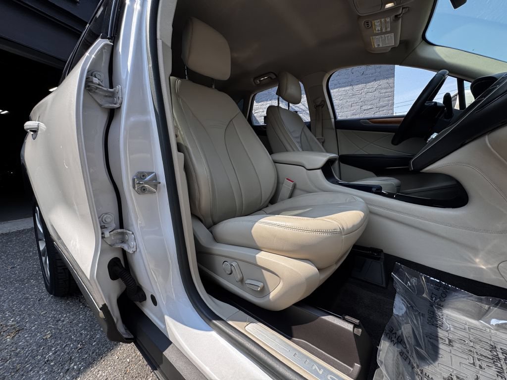 Used 2018 Lincoln MKC Select w/ Select Plus Package AWD/4WD image 18
