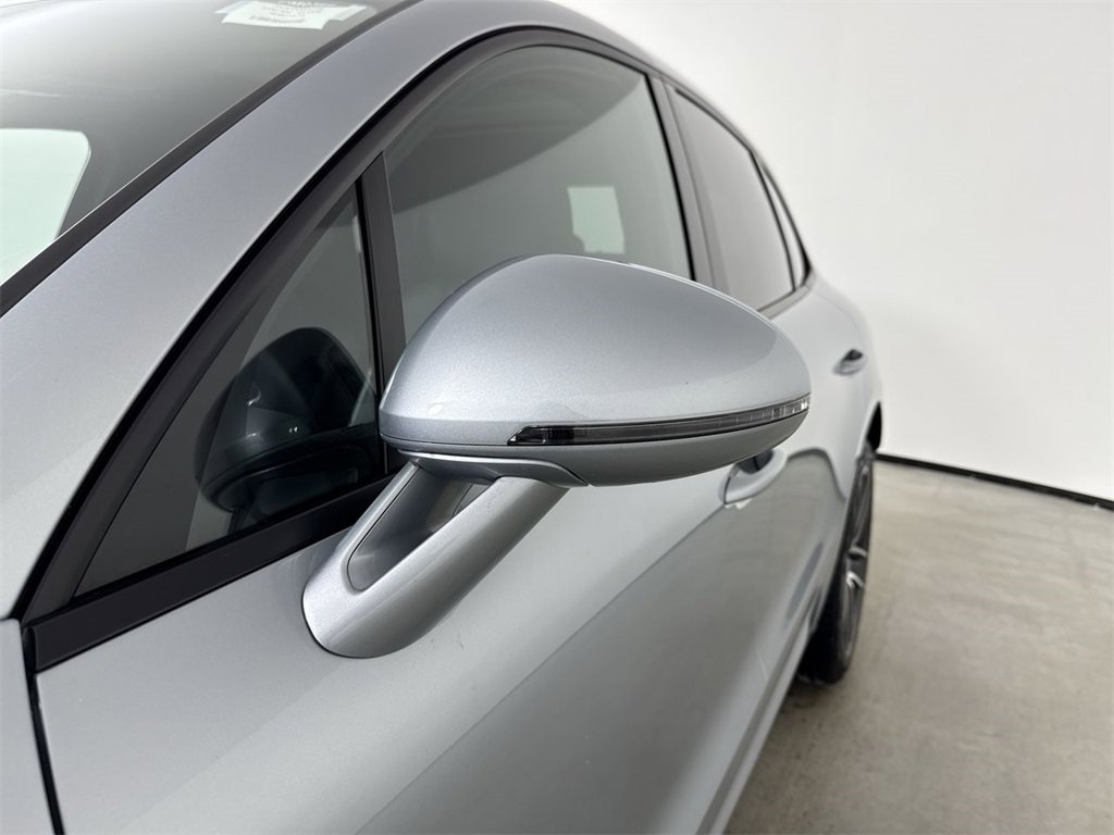 Used 2025 Porsche Macan image 12