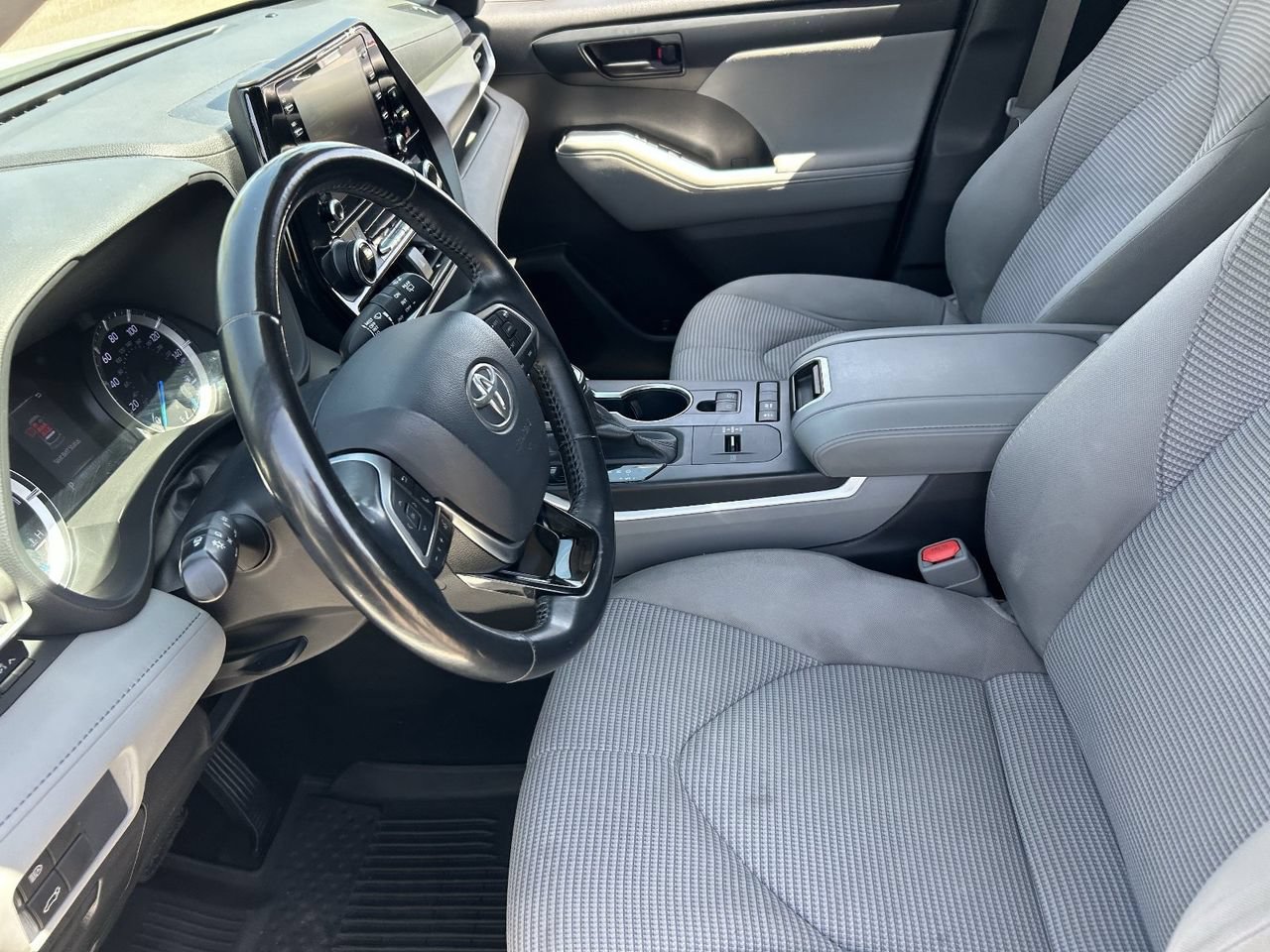 Used 2021 Toyota Highlander LE FWD image 27