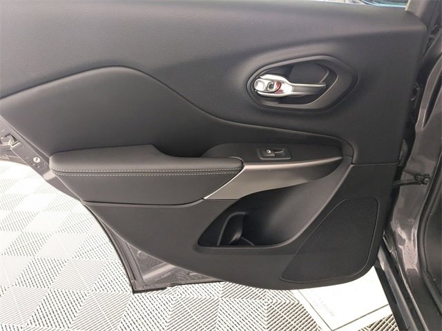 Used 2019 Jeep Cherokee Limited w/ Technology Group image 28