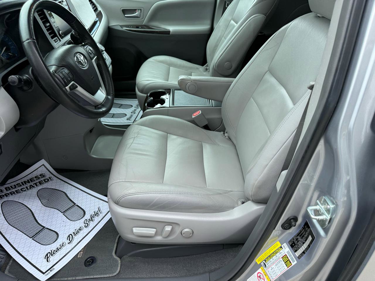 Used 2018 Toyota Sienna XLE w/ Entertainment Package FWD image 11