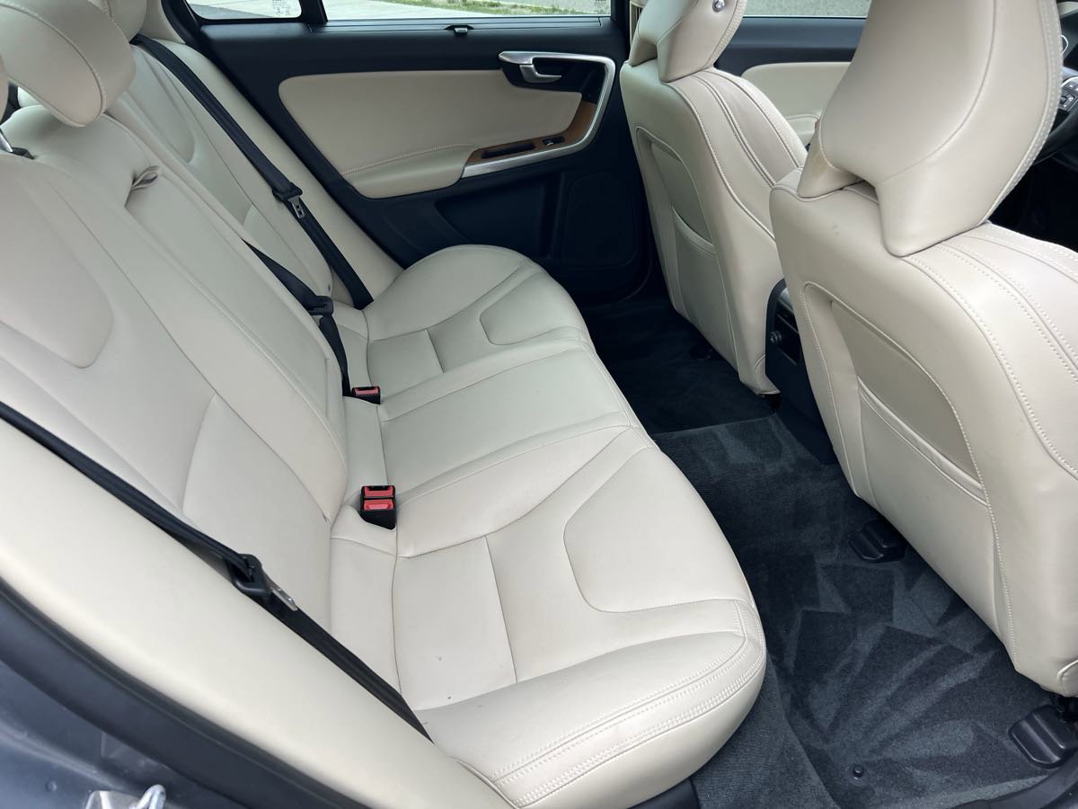 Used 2018 Volvo S60 T5 Inscription Platinum image 16