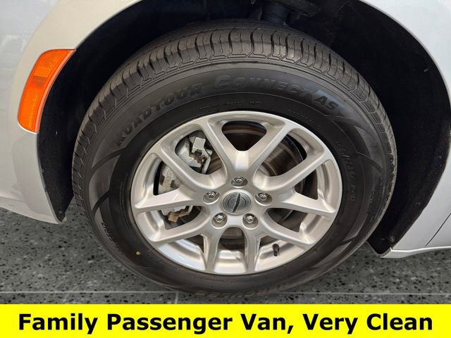 Used 2024 Chrysler Pacifica Touring-L FWD image 23