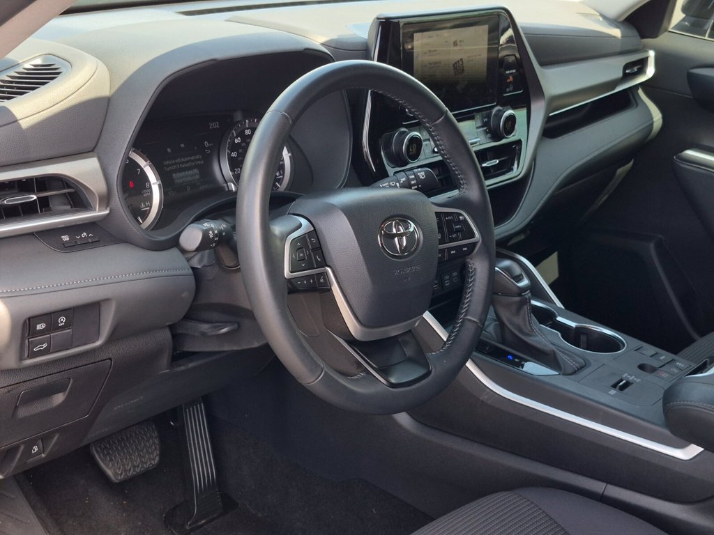Used 2025 Toyota Highlander LE FWD image 29