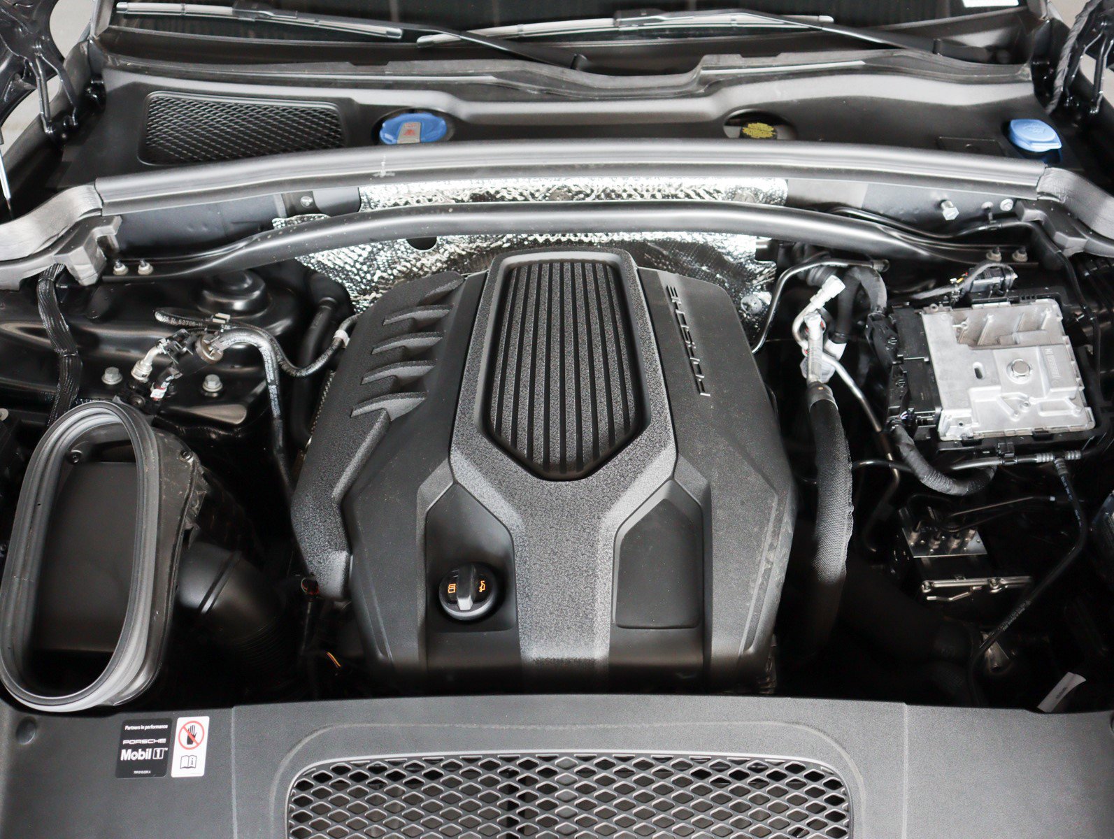 Used 2025 Porsche Macan image 27