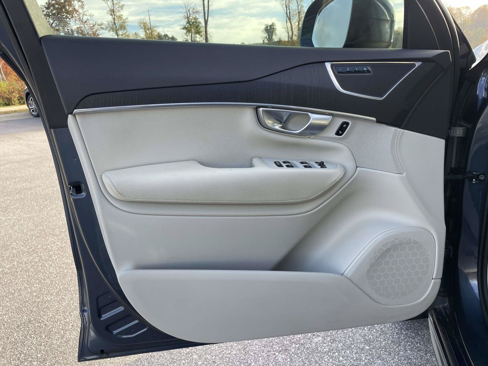 Used 2020 Volvo XC90 T5 Momentum w/ Protection Package Premier FWD image 5