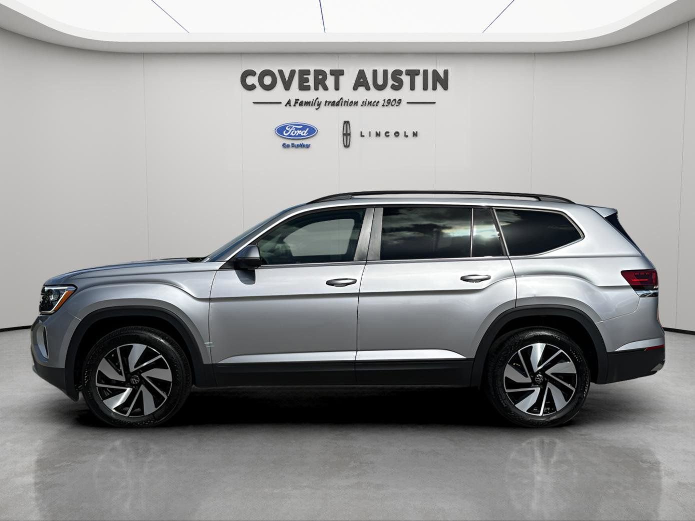 Used 2025 Volkswagen Atlas SE image 2