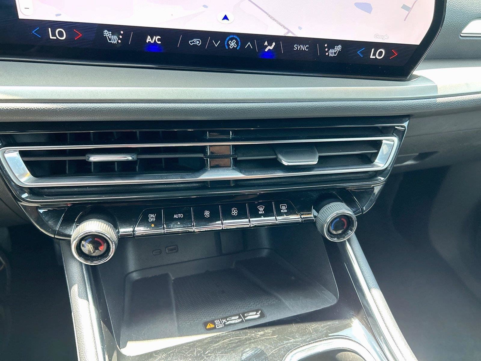 Used 2025 Chevrolet Traverse LT FWD image 35