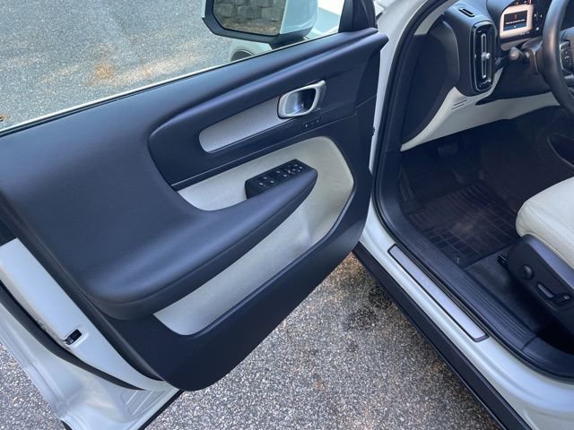 Certified 2023 Volvo XC40 B5 Plus w/ Protection Package Premier AWD/4WD image 11