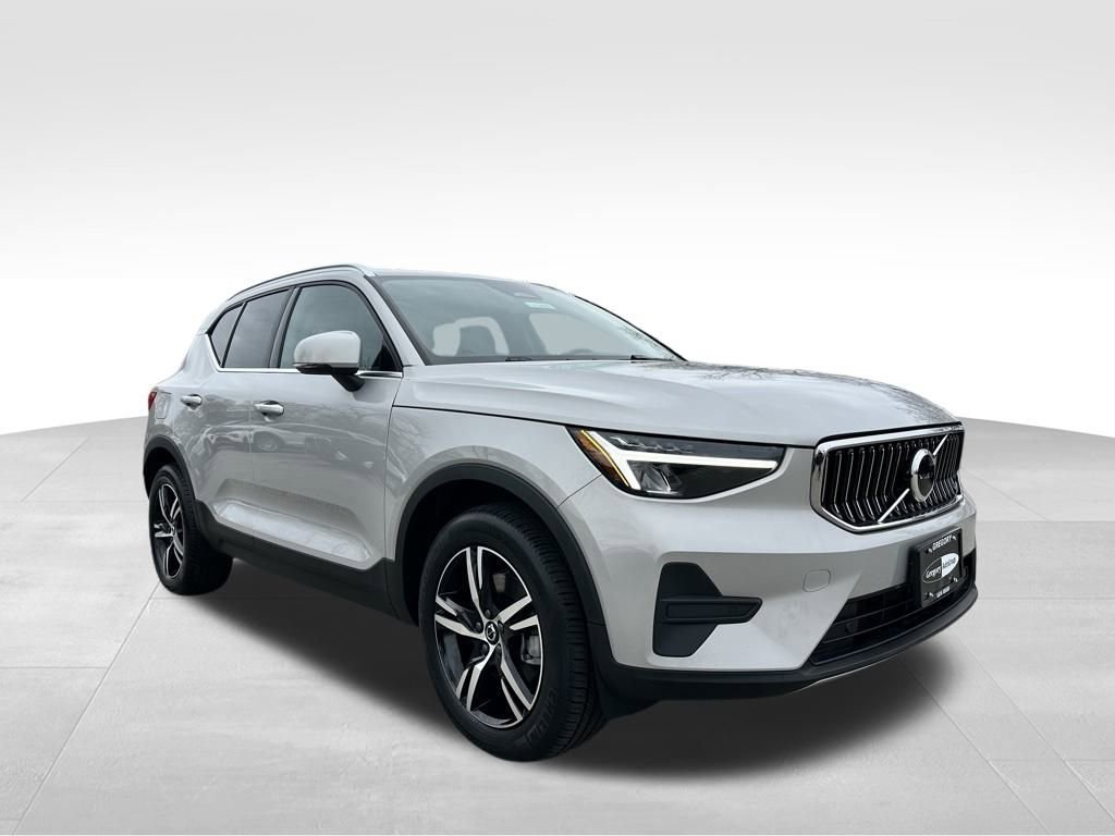 Used 2025 Volvo XC40 B5 Core image 5