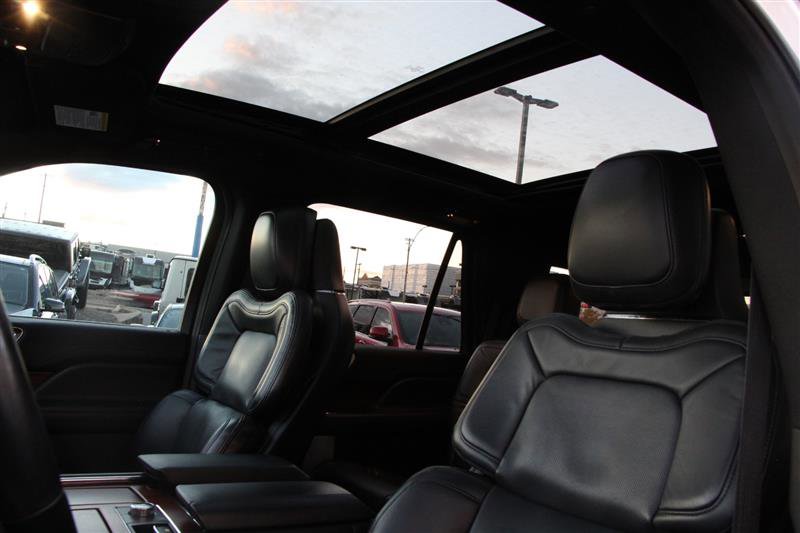 Used 2022 Lincoln Navigator Reserve image 11