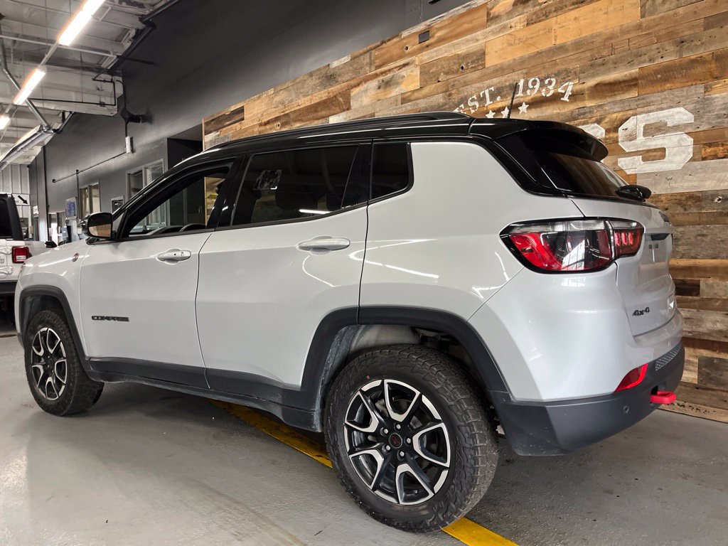 Used 2025 Jeep Compass Trailhawk AWD/4WD image 16