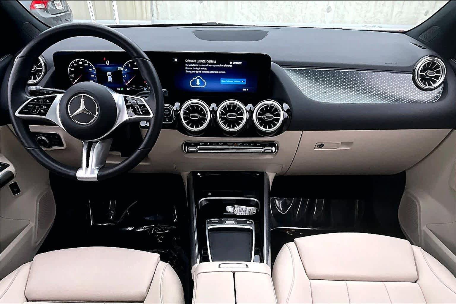 Used 2025 Mercedes-Benz GLA 250 4MATIC image 16
