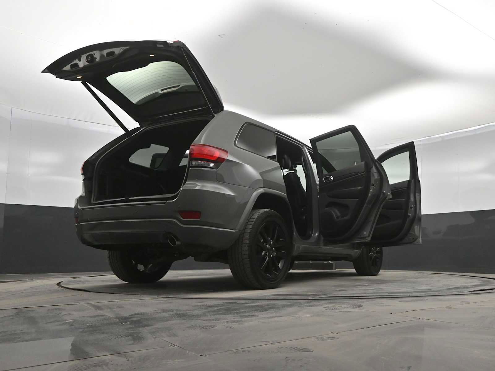 Used 2019 Jeep Grand Cherokee Altitude image 45