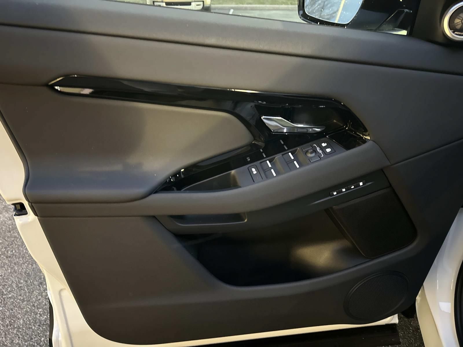 Used 2026 Land Rover Range Rover Evoque S AWD/4WD image 9