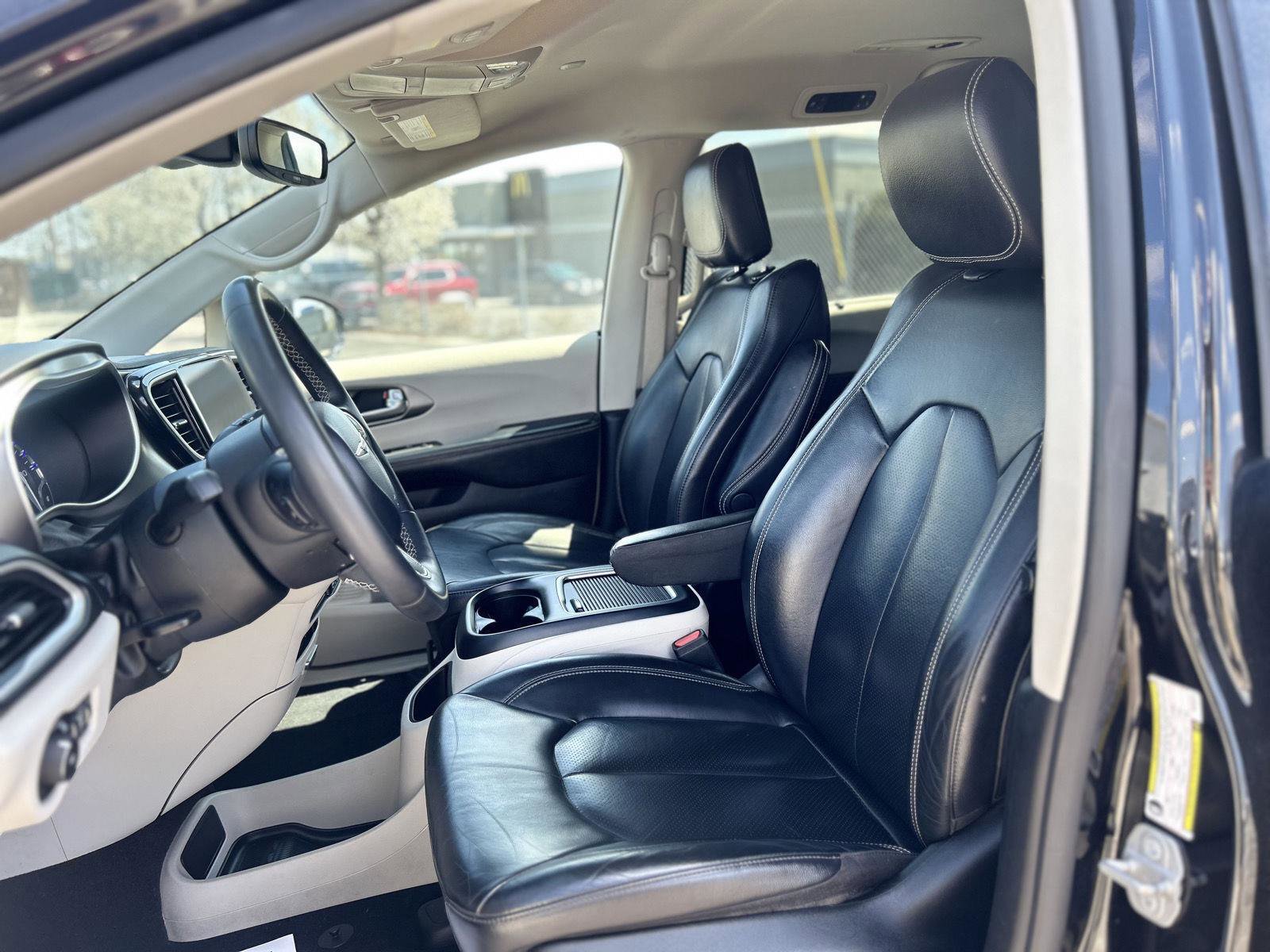 Used 2022 Chrysler Pacifica Touring-L FWD image 11