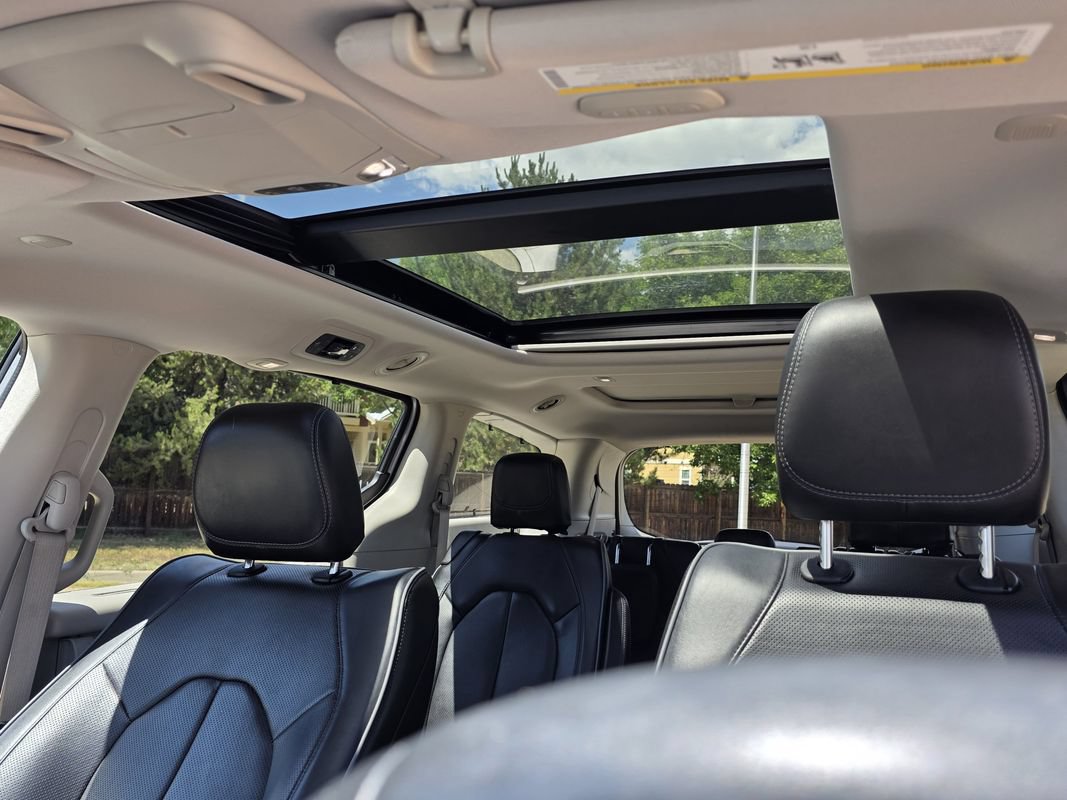 Used 2018 Chrysler Pacifica Limited FWD image 30