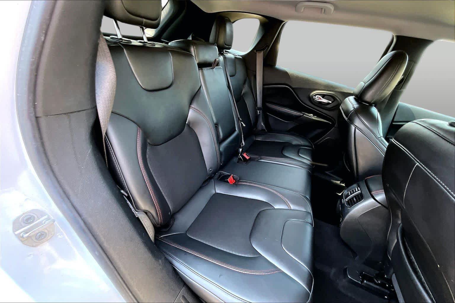 Used 2019 Jeep Cherokee Trailhawk w/ Cold Weather Group AWD/4WD image 20
