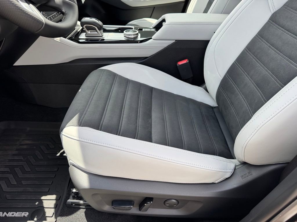 New 2025 Mitsubishi Outlander SE image 29