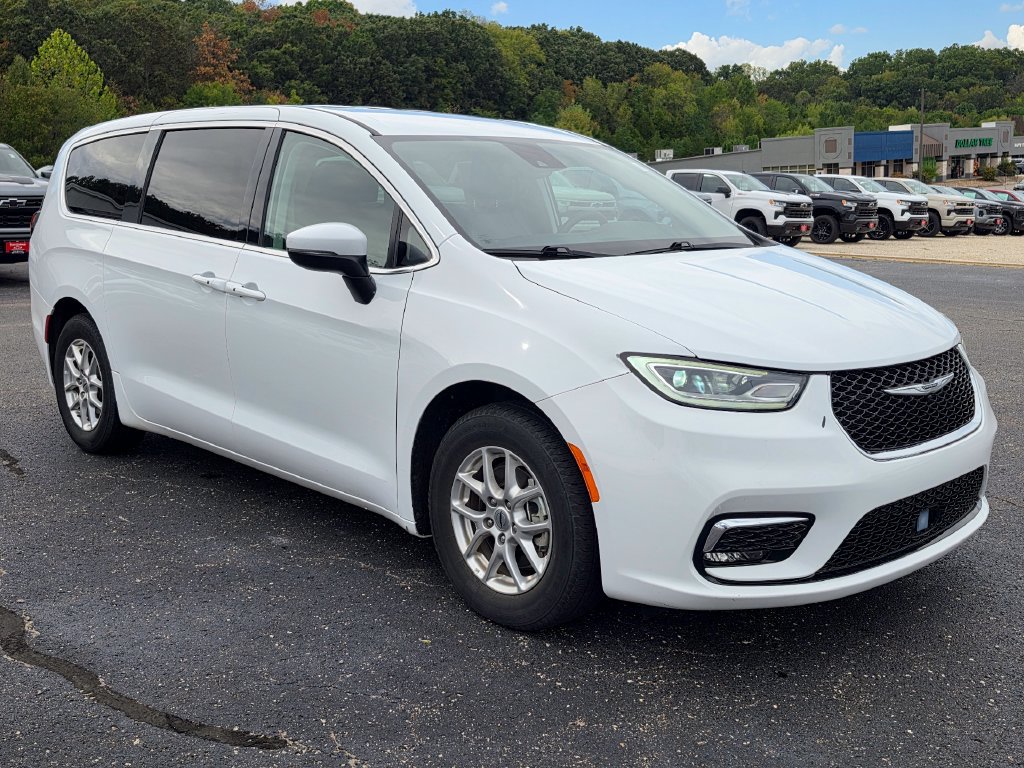 Used 2023 Chrysler Pacifica Touring-L FWD image 2