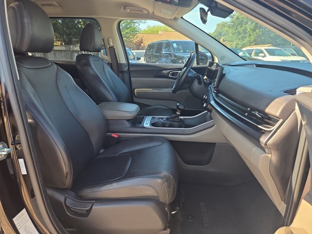Used 2025 Kia Carnival FWD image 30