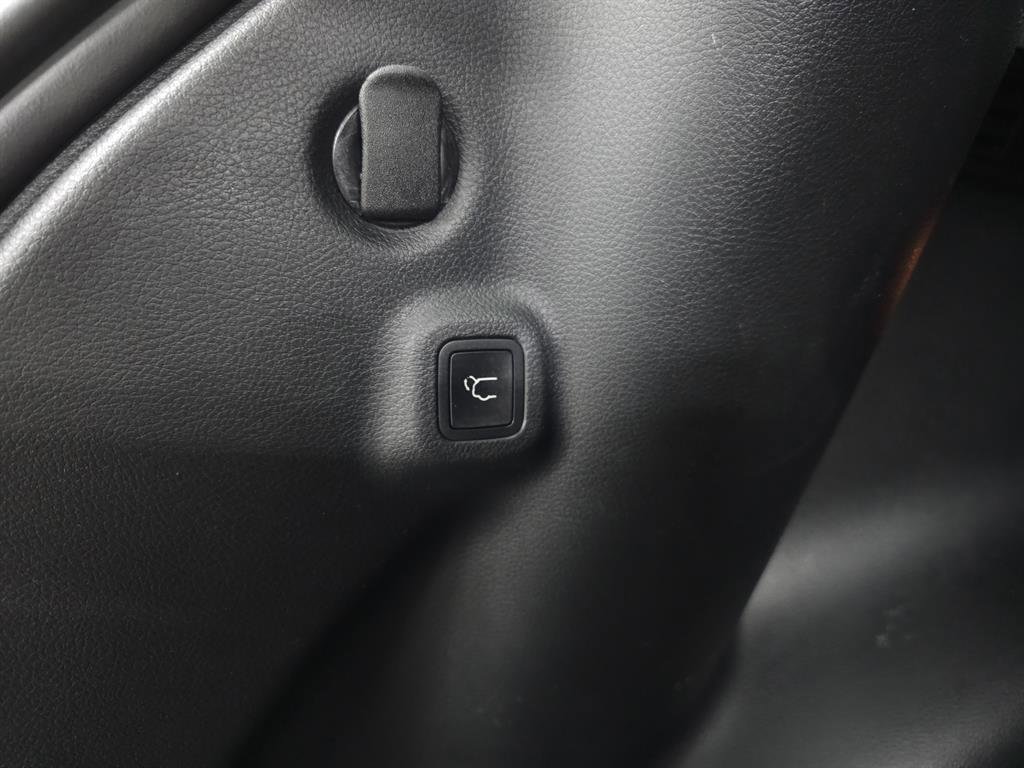 Used 2018 Jeep Compass Latitude w/ Popular Equipment Group image 9