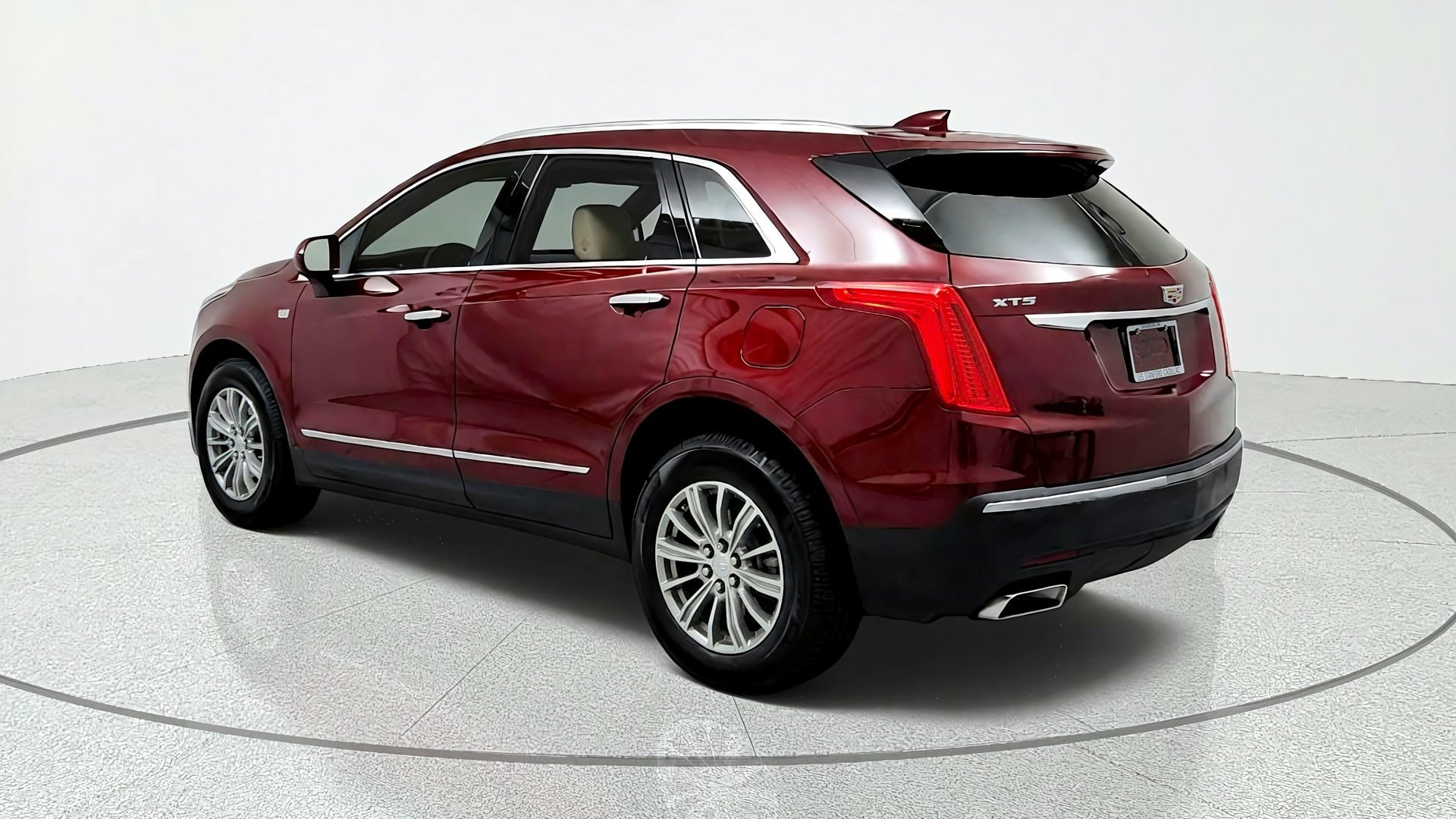 Used 2018 Cadillac XT5 Luxury w/ Driver Awareness Package FWD image 3