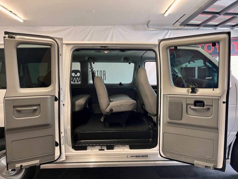 Used 2006 Ford E-350 and Econoline 350 XLT RWD image 19