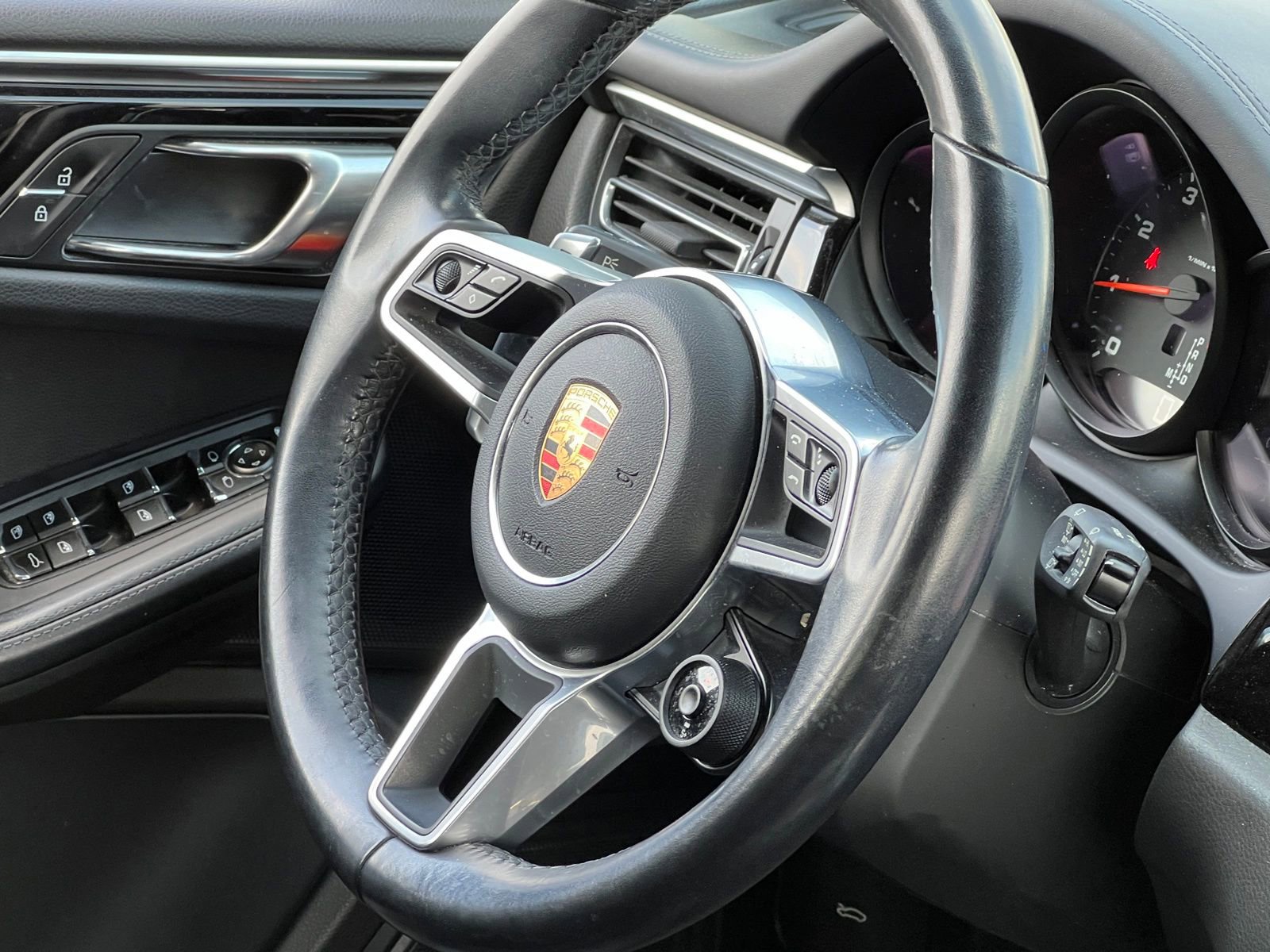 Certified 2020 Porsche Macan image 31