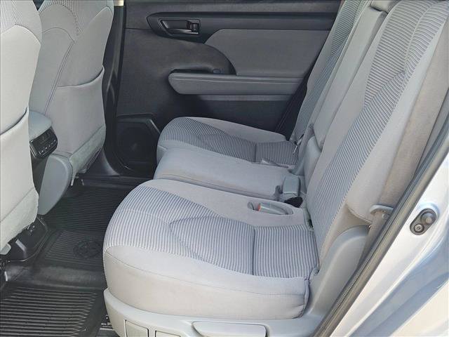 Used 2022 Toyota Highlander LE AWD/4WD image 17