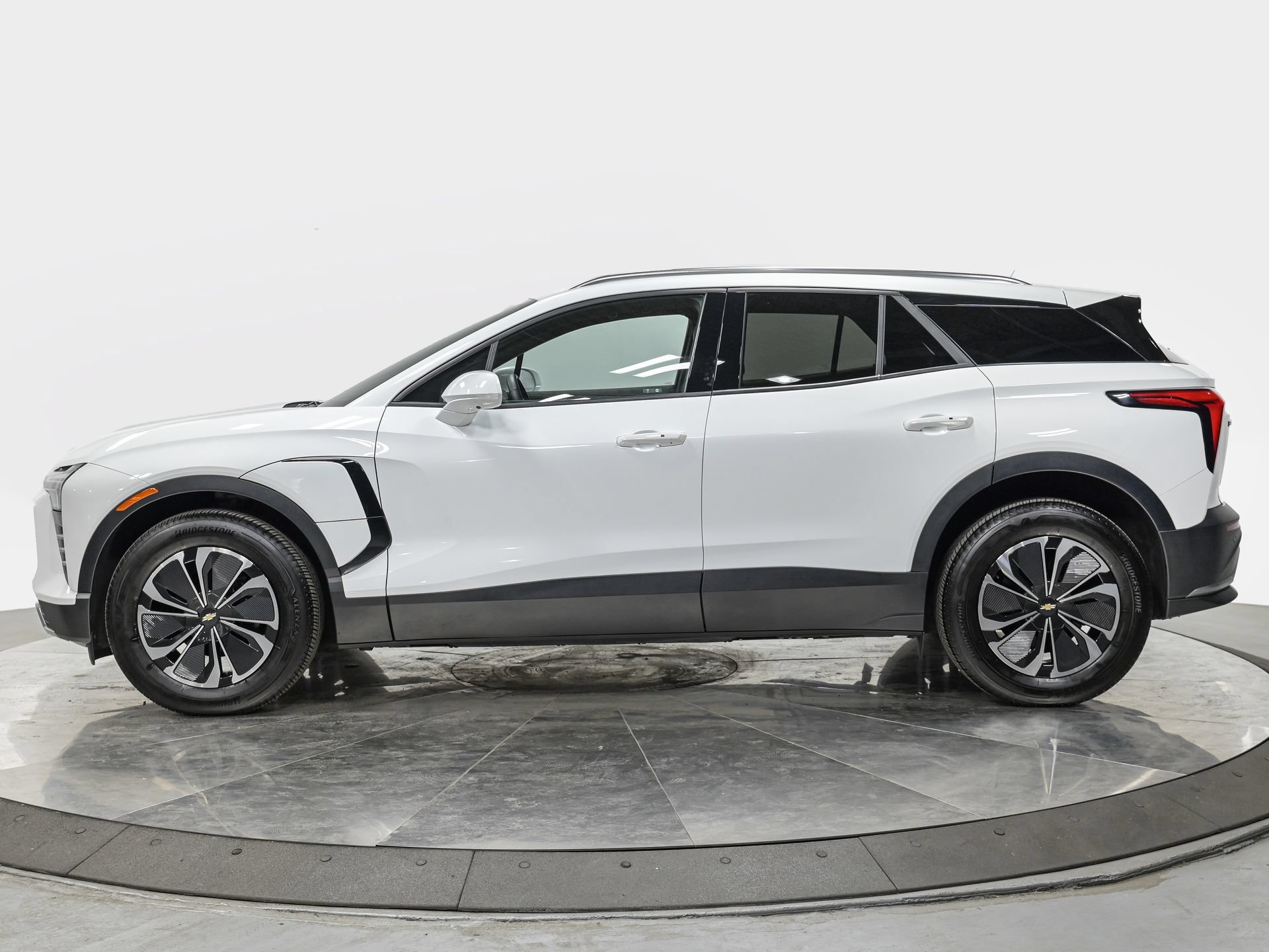 Used 2024 Chevrolet Blazer EV LT AWD/4WD image 2