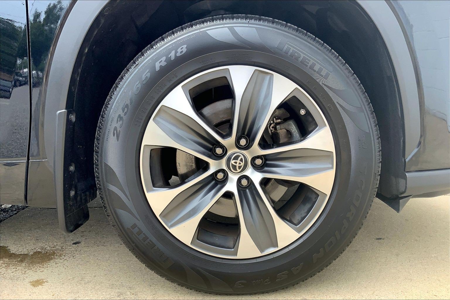 Used 2023 Toyota Highlander XLE AWD/4WD image 11