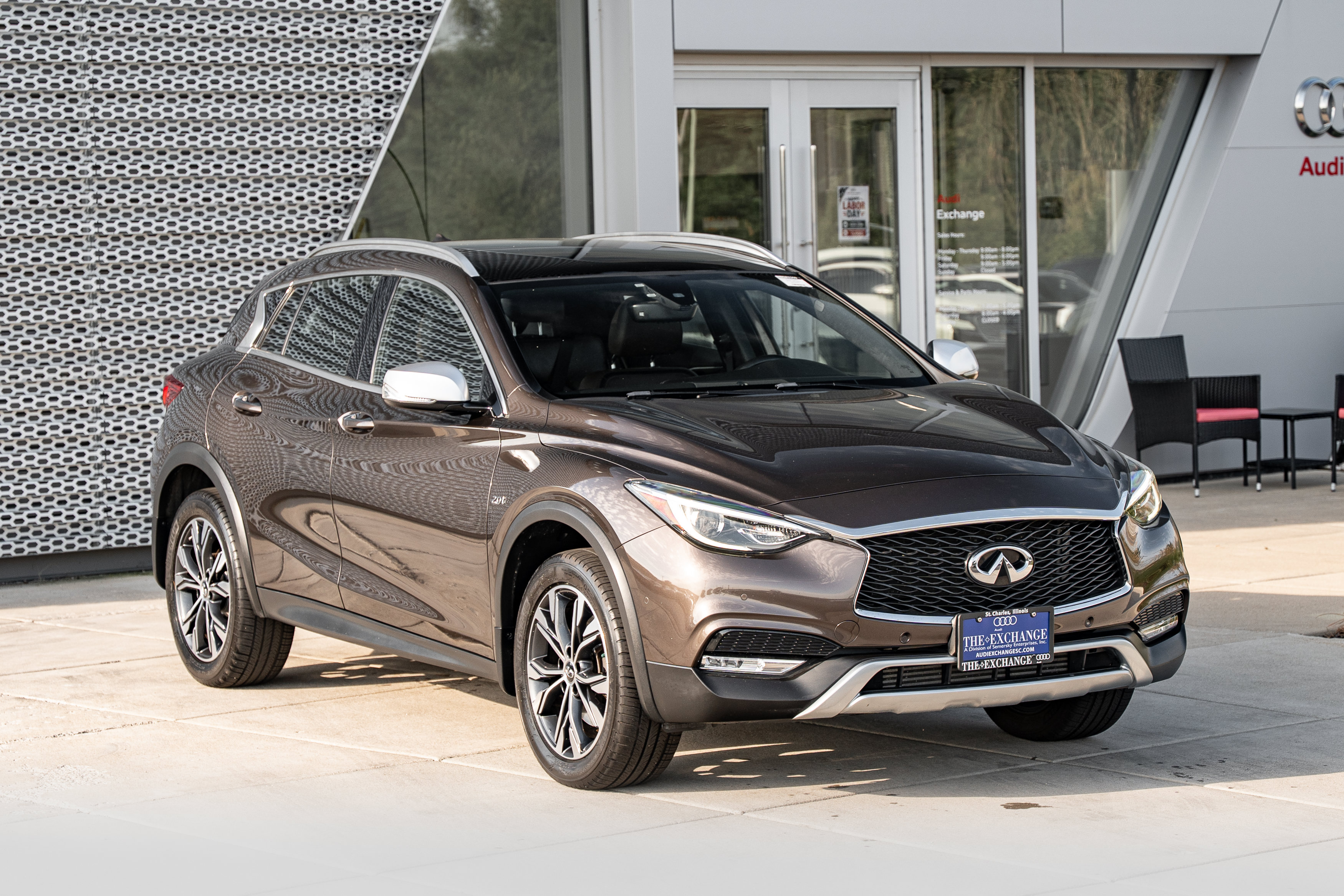 Used 2018 INFINITI QX30 Premium w/ Navigation Package AWD/4WD image 2