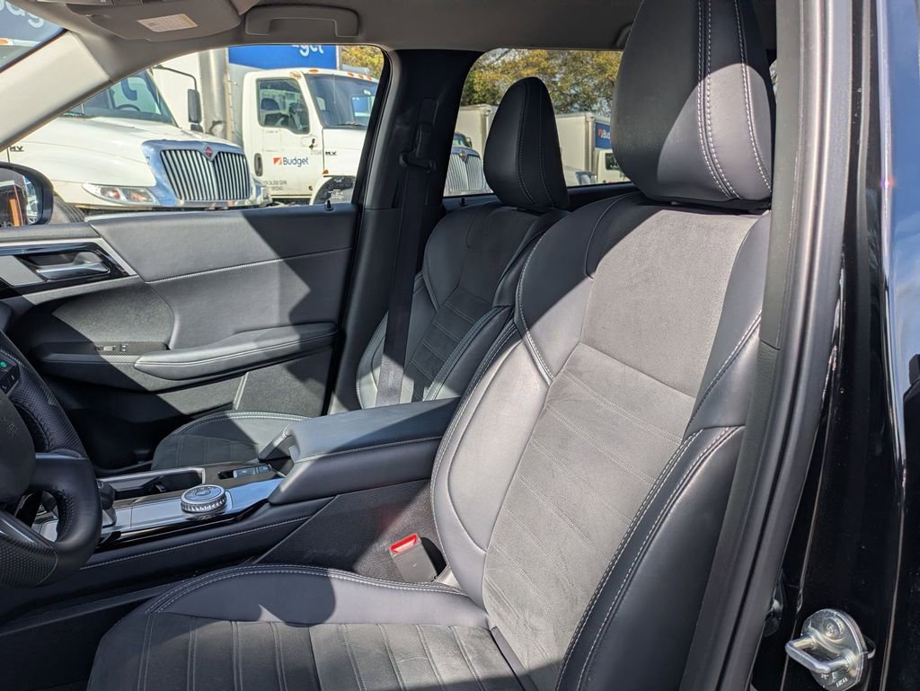 Used 2025 Mitsubishi Outlander SE image 23