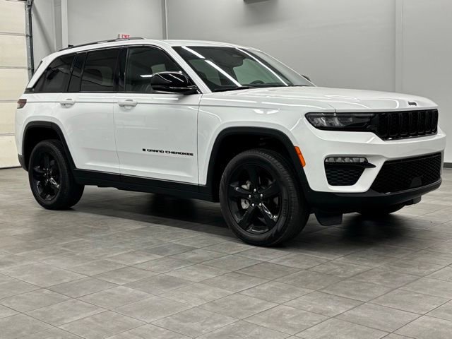 Used 2024 Jeep Grand Cherokee Limited w/ Black Appearance Package AWD/4WD image 1